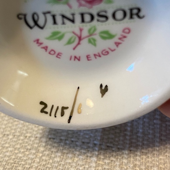 Vintage Windsor Bone China Tea Cup & Saucer Roses with Silver Accents - Picture 8 of 9